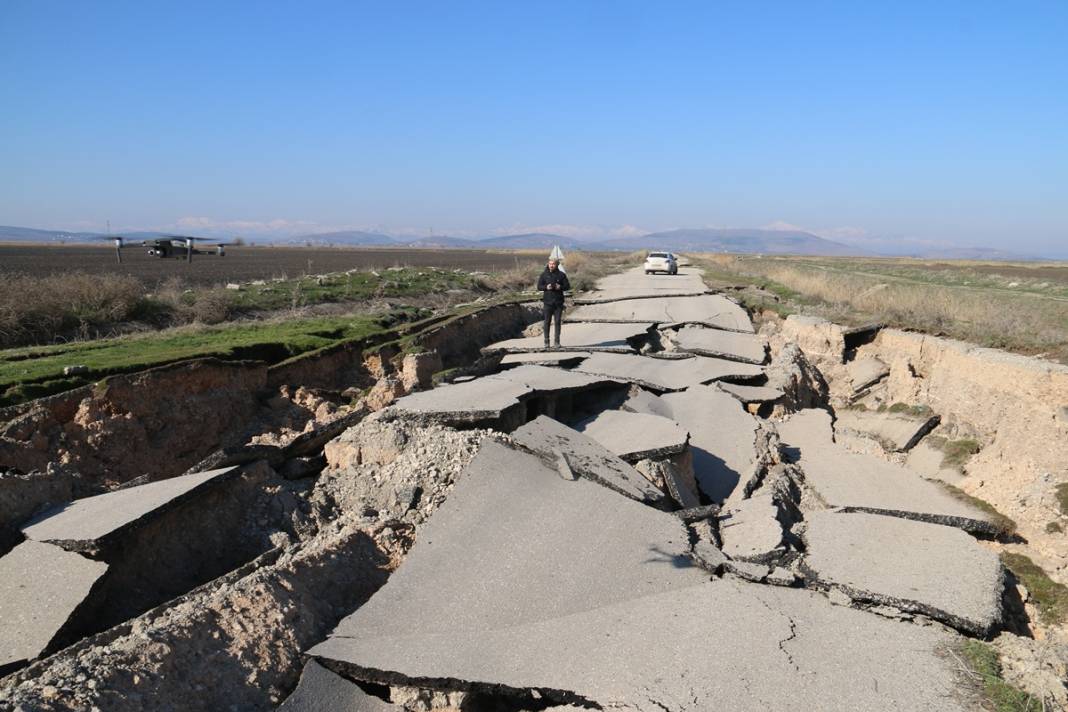 Kırılan fay hattı görüntülendi! Filmden kareler değil gerçek: Yollar yarıldı, devasa çatlaklar oluştu! 11